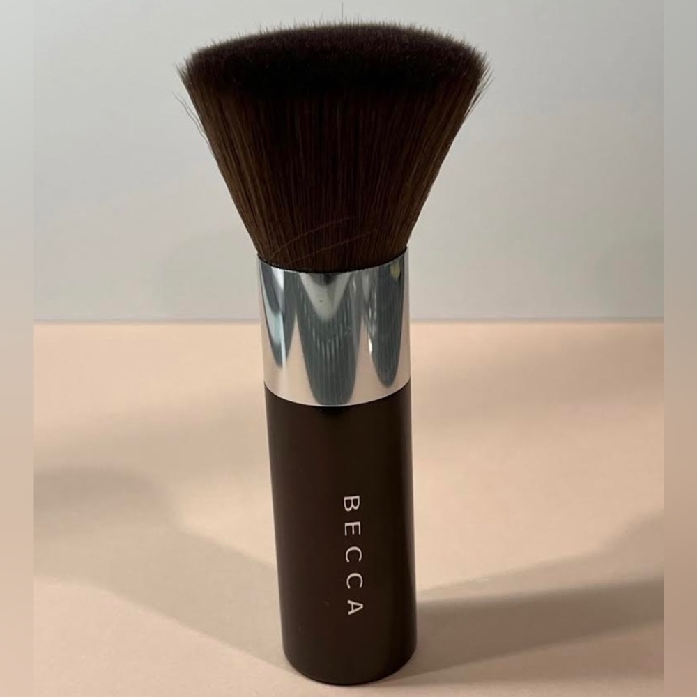 NEW BECCA Soft Kabuki Brush - Makeup, Highlighter, Bronzer, Powder Brush